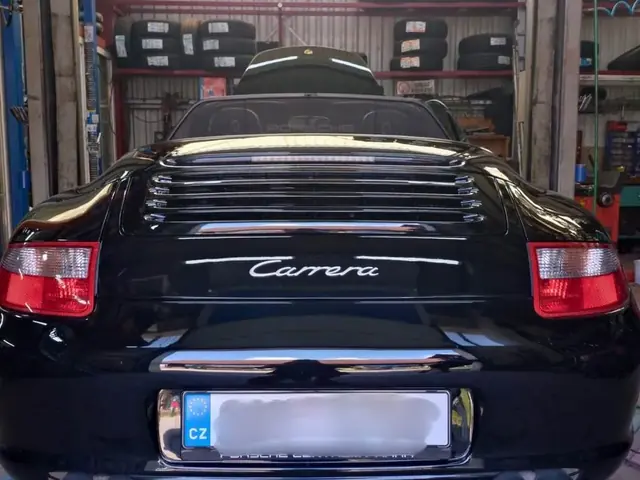 Černé Porsche Carrera v dílně Motopneu Kalousek