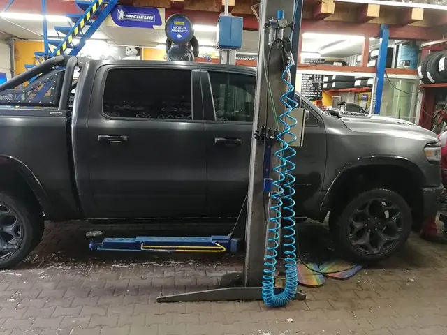 Pickup na zvedáku připravený na výměnu kol