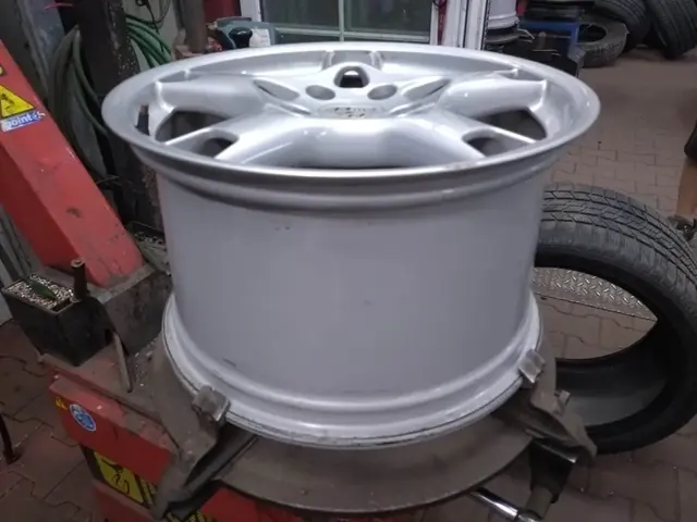 Detail výměny kola s huštěním pneumatiky